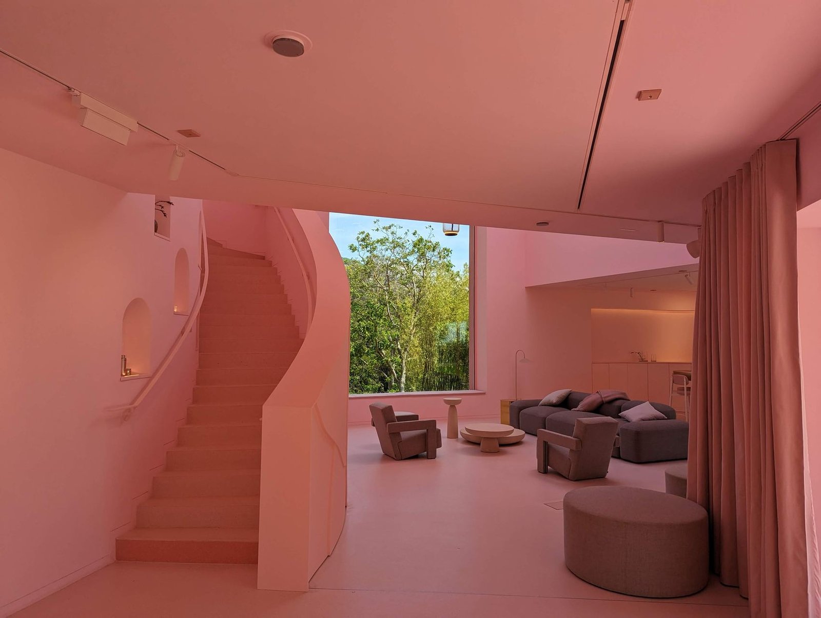 Décor intérieur entièrement rose éclairé en lumière douce