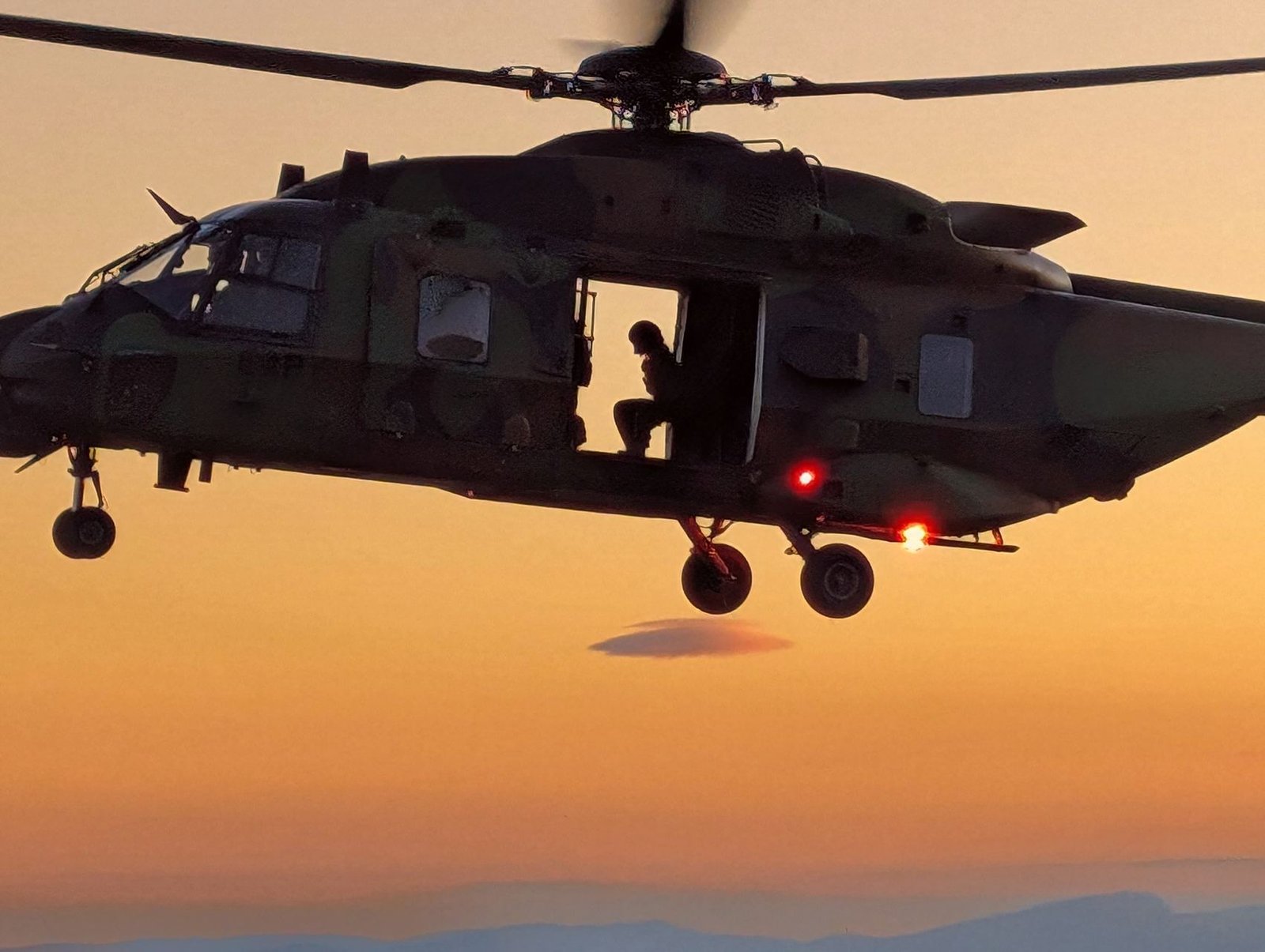 Hélicoptère en vol au coucher du soleil