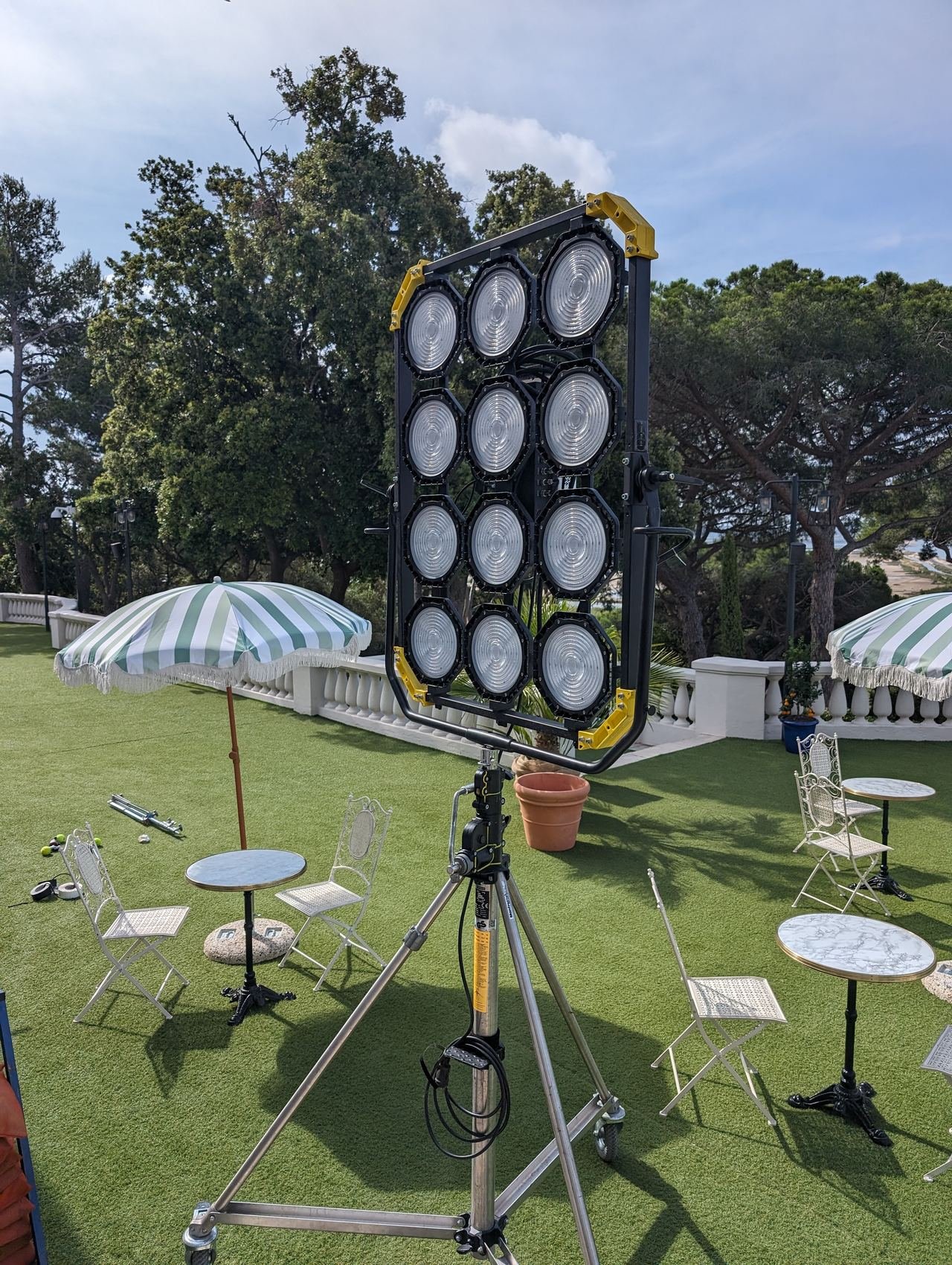 Panneau LED 12 sources sur pied installé dans un jardin